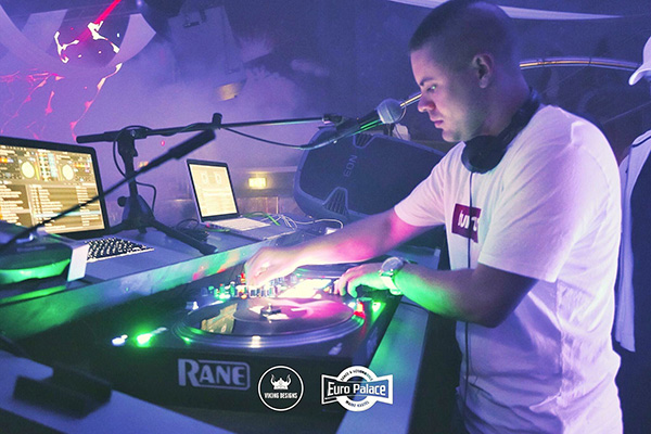 DJ White-T